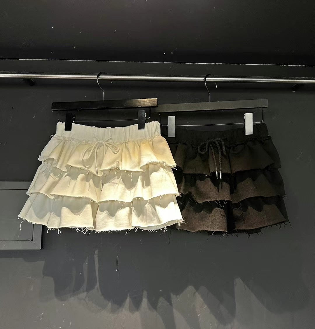 <集可愛與性感於一身！絨面ruffle裙！> Baddie ruffle skirt (brown) - Glamorous oootd