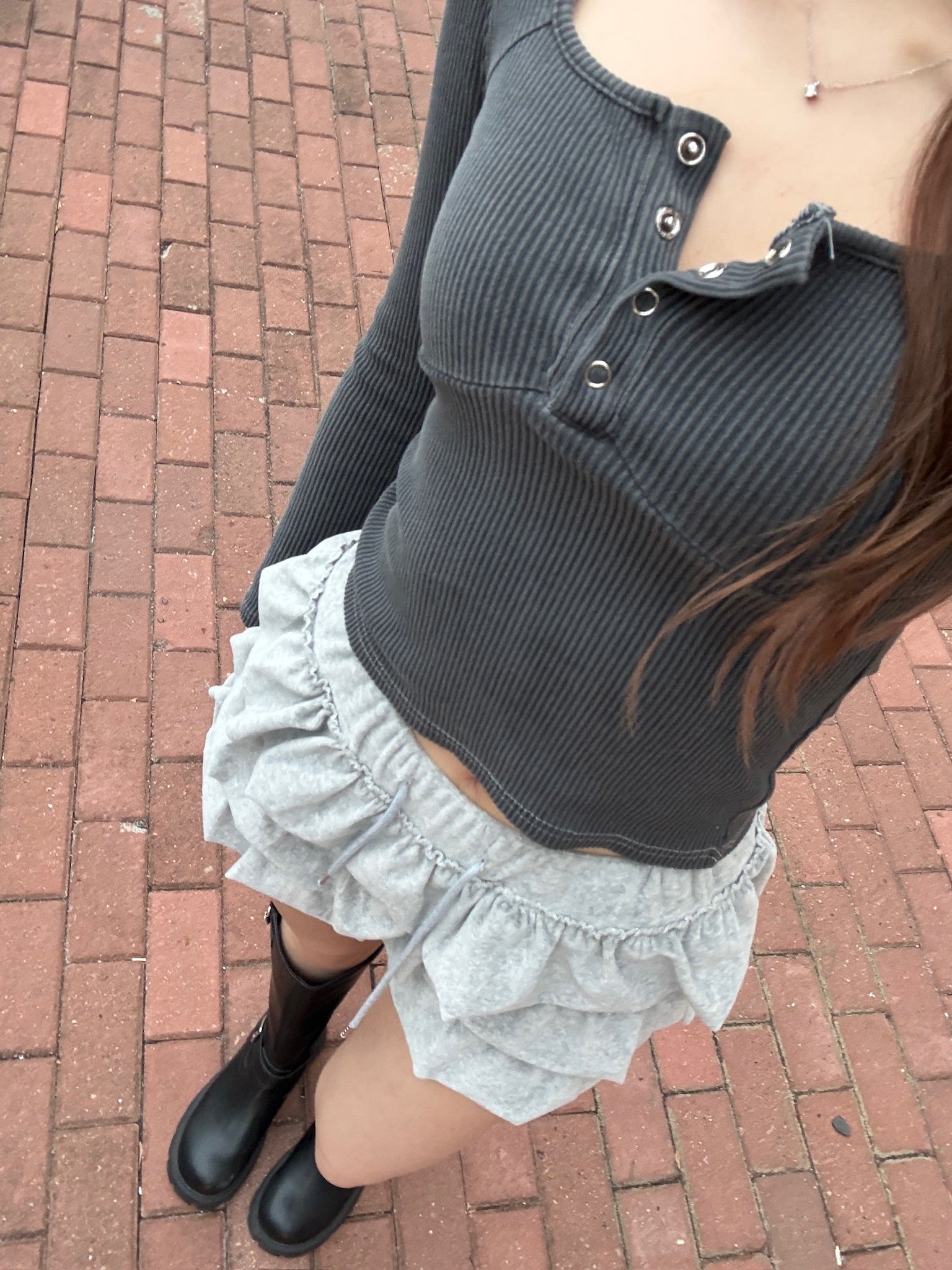 <集可愛與性感於一身！絨面ruffle裙！> Baddie ruffle skirt (grey) - Glamorous oootd